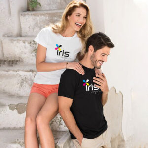femme et homme avec un t-shirt logo Iris imprimimprimé par iris imprim, imprimeurs à Lorient